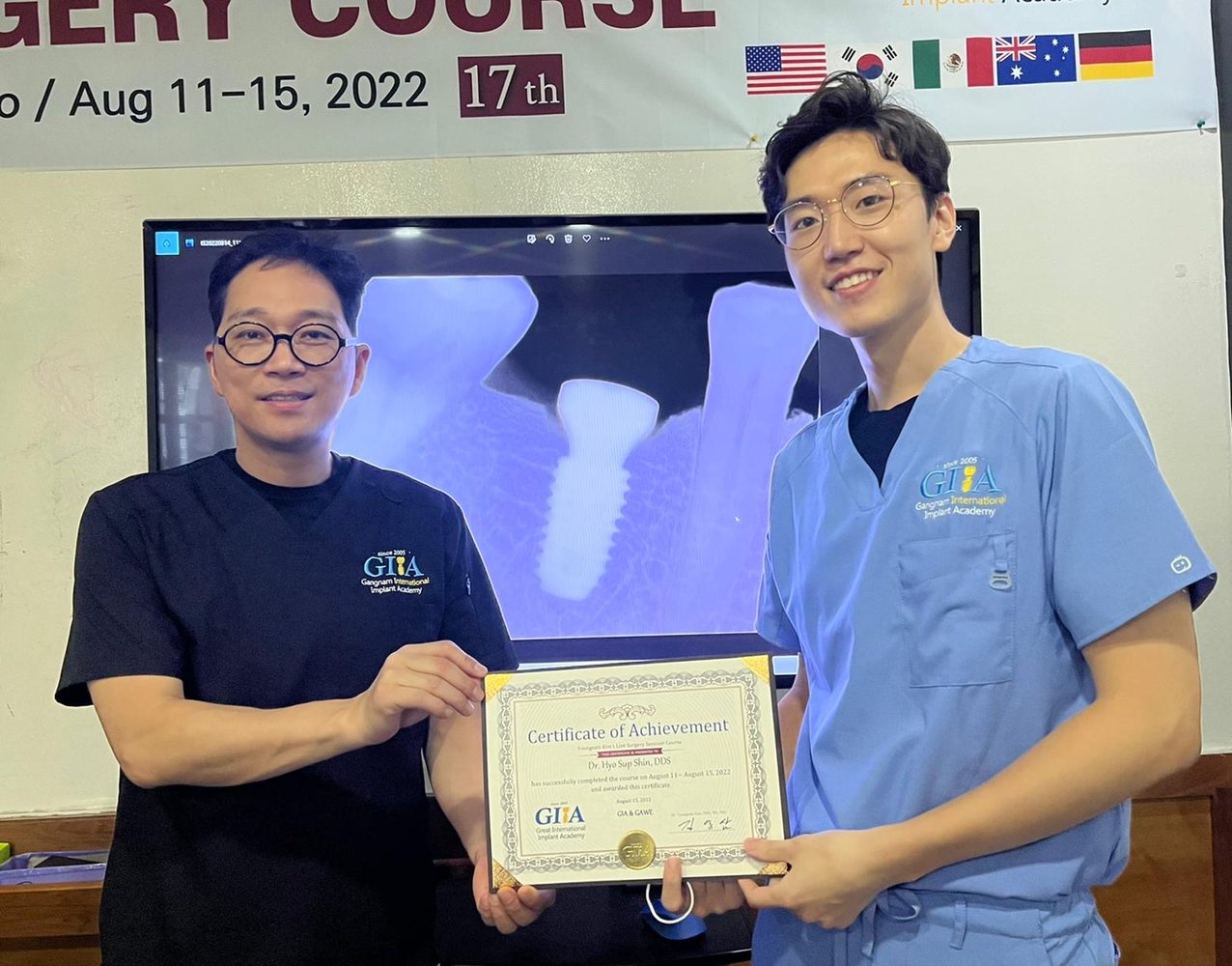 Dr. Shin receiving his certificate from a live-surgery implant course, 2022